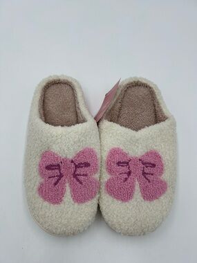 Ashland Cream Kids Slippers with Pink Bow Accent 6.5 NWT